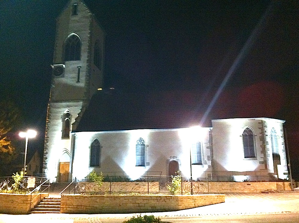2013/07/29 Eglise de Waldighoffen de nuit (32) - Vue d'ensemble avec murs et parvis