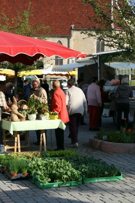 Beaucoup de monde au marché hebdomadaire de Waldighoffen