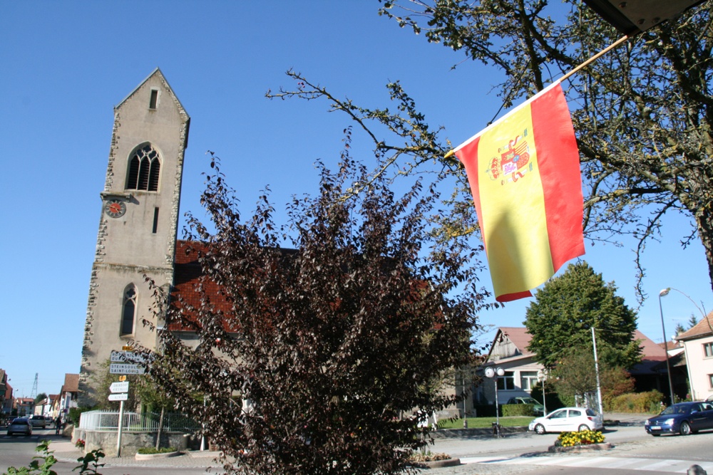 Drapeau espagnol et église