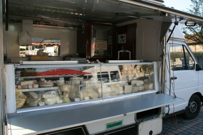 Etal du camion Le Terroir de Marc - fromager affineur