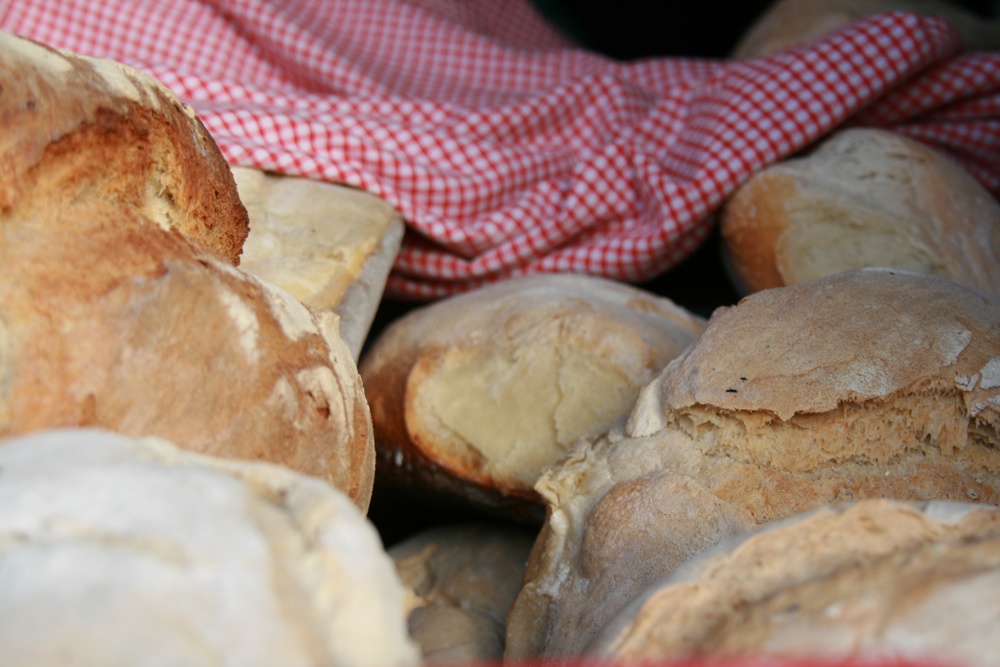 Pain et nappe à carreau