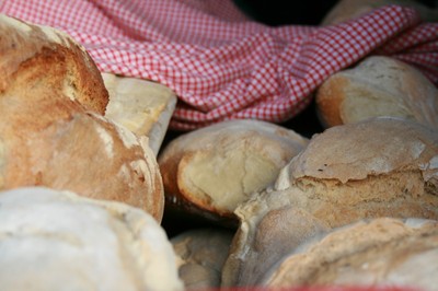 Pain et nappe à carreau