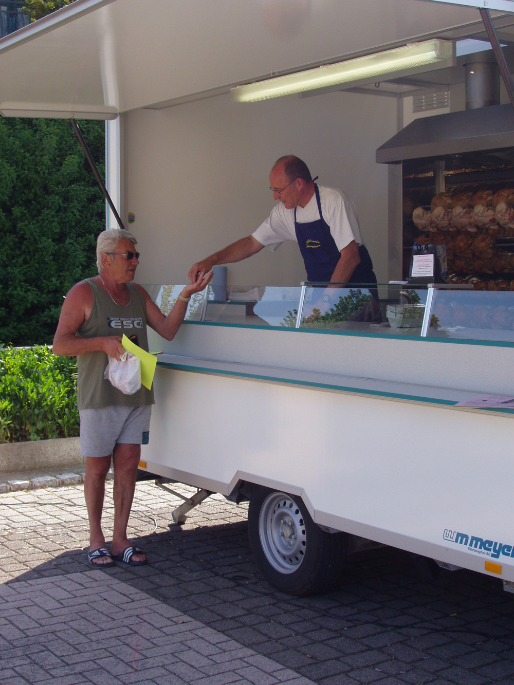 Un client achetant un poulet à la Rôtisserie Sundgauvienne 