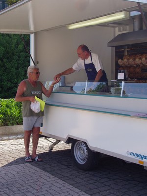 Un client achetant un poulet à la Rôtisserie Sundgauvienne 