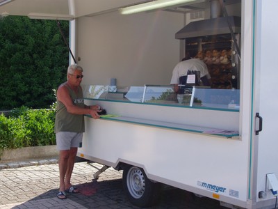 Un client attendant la préparation de son poulet à la Rôtisserie Sundgauvienne 