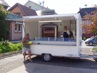 Le camion de la Rôtisserie Sundgauvienne et un client