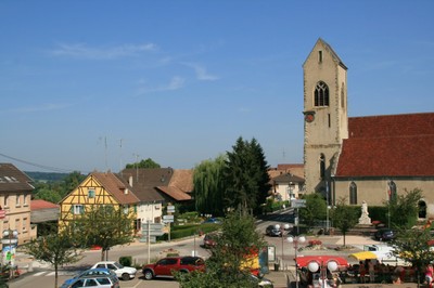 Vue en hauteur église et marché de Waldighoffen