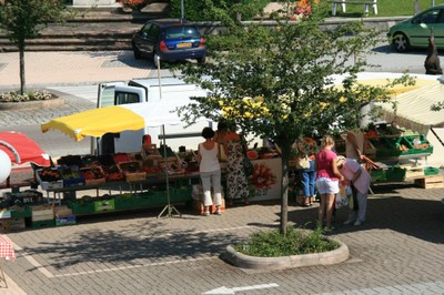 Vue en hauteur du stand fruits et légumes à Waldighoffen