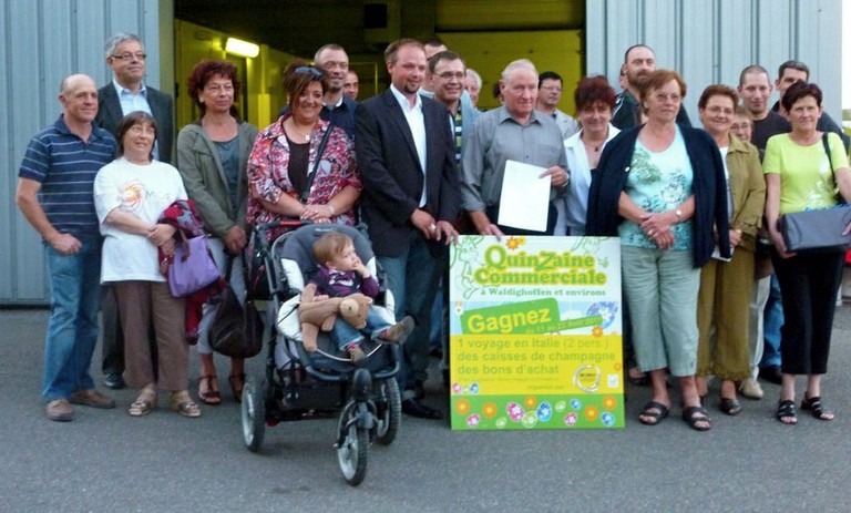 Photo de groupe gagnants et commerçants ACAW Pâques 2011