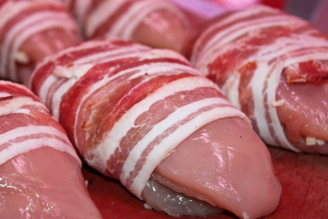 Orloff - Filets de poulet entourés de lard