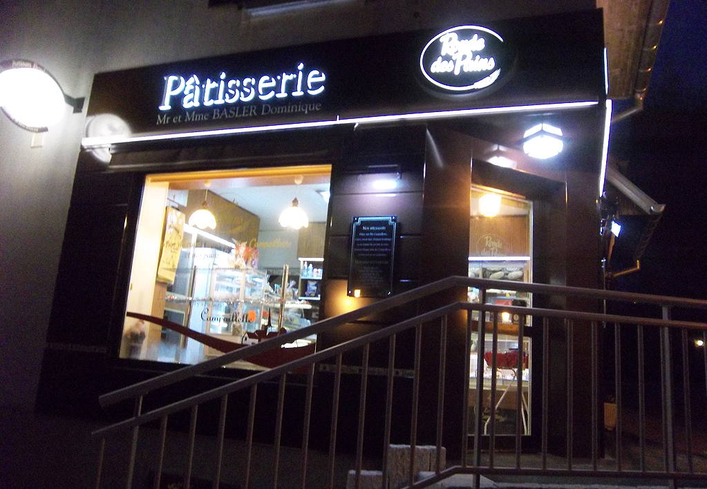 L'extérieur de la Boulangerie Pâtisserie Basler de nuit