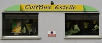 Les deux vitrines et le logo au-dessus du Salon de Coiffure Estelle à Waldighoffen.