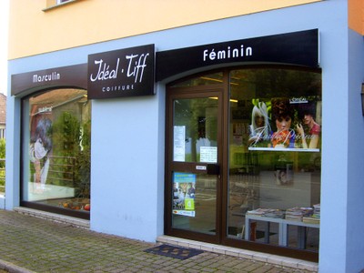 La façade du salon de coiffure Idéal’Tiff