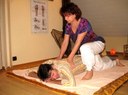 Béatrice Jasinski concentrée lors d'un massage du dos relaxant au Centre de l'Harmonie à Steinsoultz, à côté de Waldighoffen. 