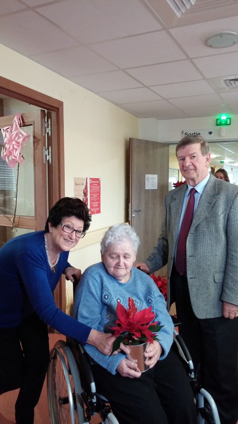 une rose de Noël pour une résidente