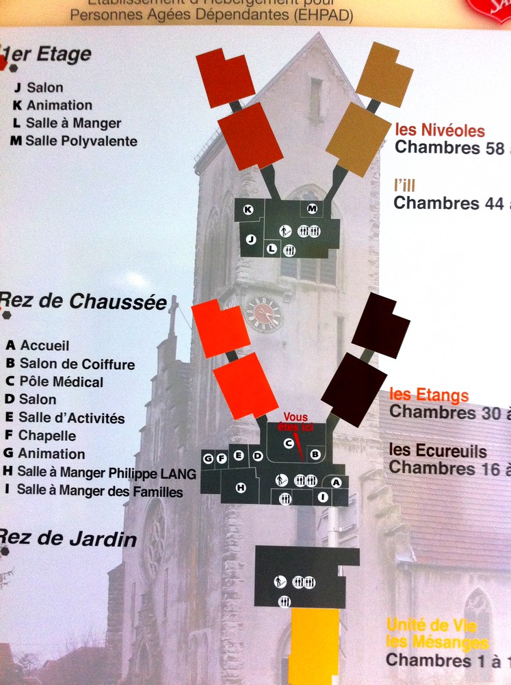 Plan de l'EHPAD sur fond d'église