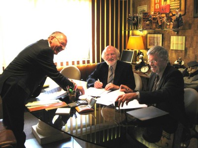 Photo de la signature de l'acte de vente du terrain du futur EHPAD