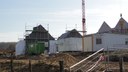 Chantier de l'Ehpad de Waldighoffen, les toitures en cours de montage et les baraquements en avril 2011.