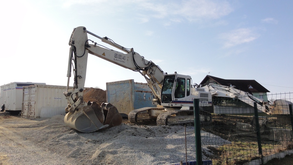 Tractopelle sur le chantier de l'Ehpad de Waldighoffen en avril 2011