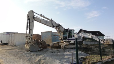 Tractopelle sur le chantier de l'Ehpad de Waldighoffen en avril 2011