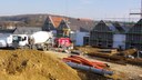 Photo des certains bâtiments en construction de l'Ehpad de Waldighoffen en avril 2011 et d'un camion toupie.