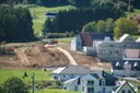 Les camions et les engins de chantier à l'oeuvre pour le nivellement derrière les bâtiments du futur EHPAD à Waldighoffen, en septembre 2011.