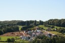 Vue globale depuis le Sonnenglanz à Waldighoffen des travaux de construction et d'aménagement autour de la future maison médicalisée EHPAD de Waldighoffen.