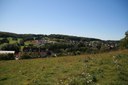 Vue du paysage vallonné du Sundgau avec au fond la future maison médicalisée en construction, dans son écrin de verdure, en septembre 2011.