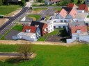 Les bâtiments achevés de l'EHPAD de Waldighoffen avec les place de parking côté rue, vu du ciel.