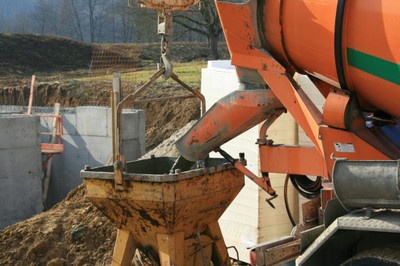 Le coulage du béton sur le chantier de l'EHPAD