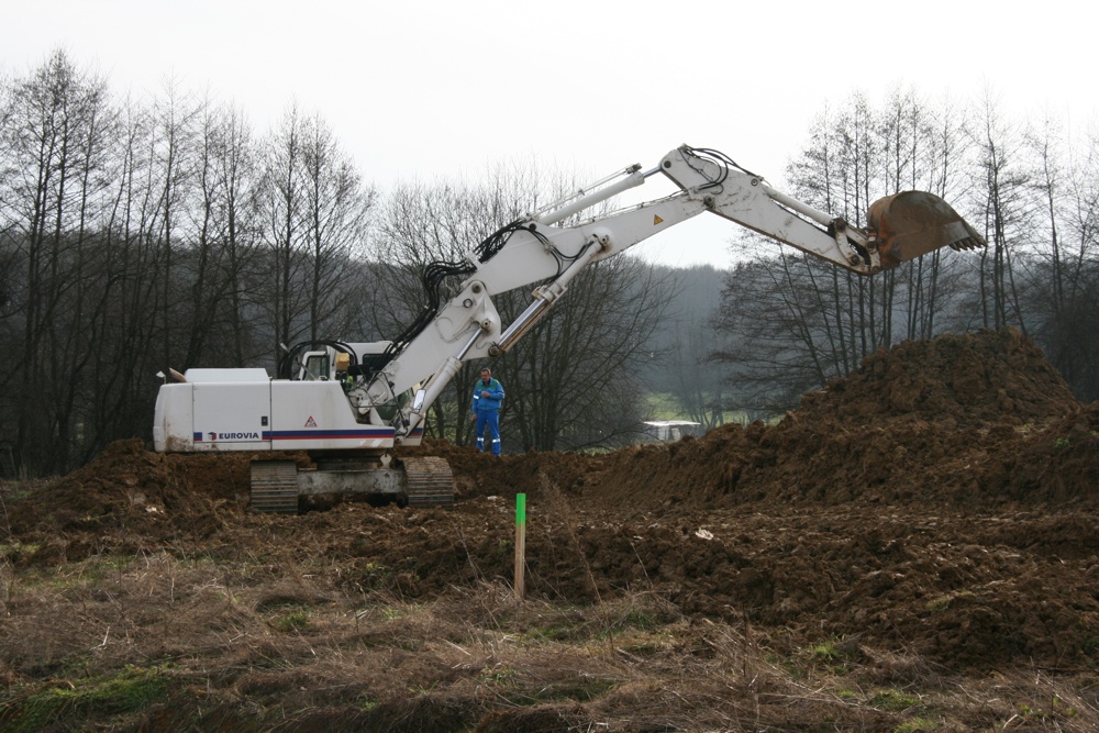 La grande pelleteuse du chantier de l'EHPAD à Waldighoffen