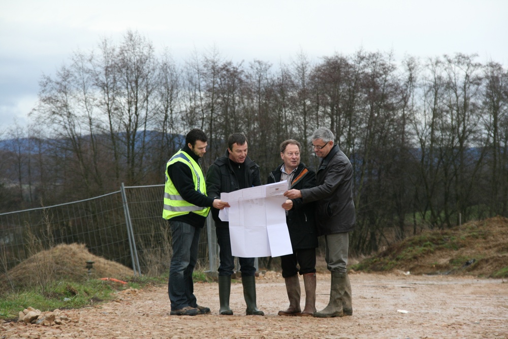 Monsieur le Maire et son adjoint sur le site du chantier de l'EHPAD de Waldighoffen, le 13 janvier 2011