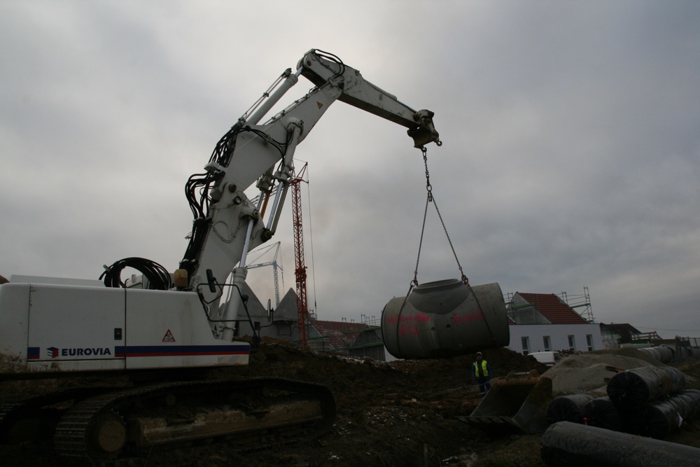 Transport d'un élément du bassin de rétention sur le chantier de l'EHPAD, le 24 janvier 2011