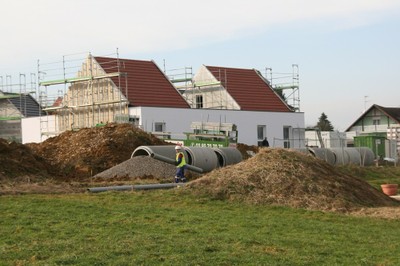 Un ouvrier en plein travail au chantier l&rsquo;EHPAD de Waldighoffen