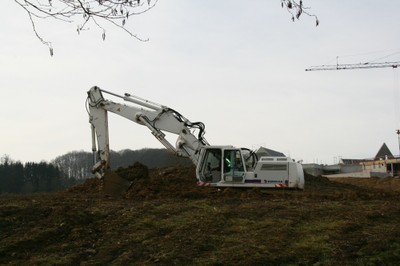 Une gigantesque pelleteuse au chantier de la future maison médicalisée à Waldighoffen