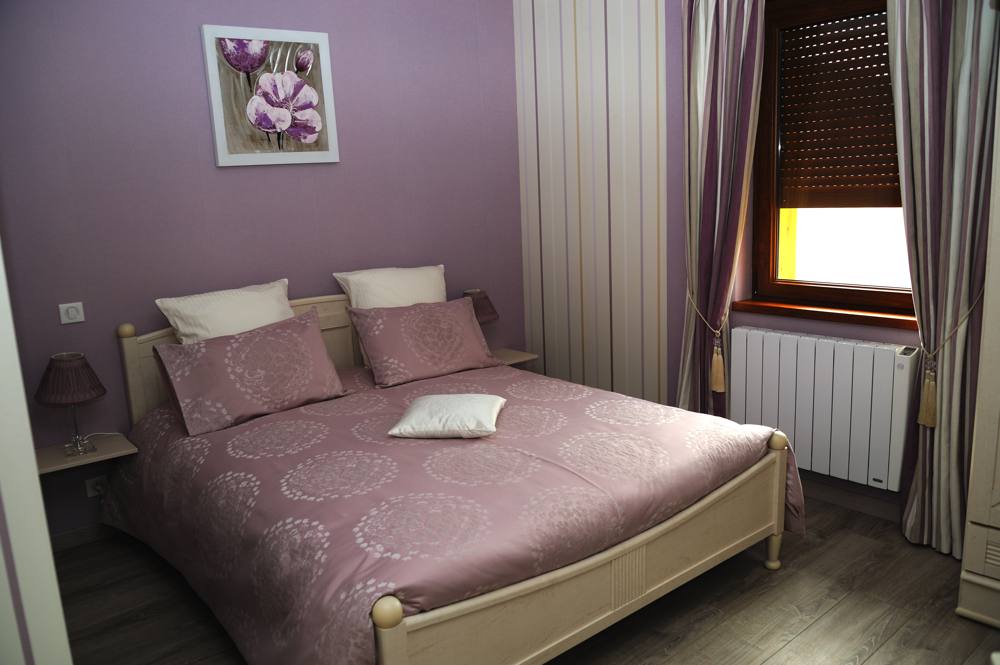 Lit chambre violette