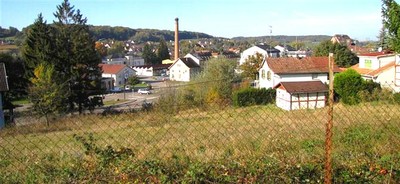 Le terrain d'implantation de la résidence en face de la cheminée emblematique du village - photo DNA