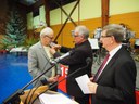 M. Reinhard épingle la médaille départementale du bénévolat sur la veste de M. Dugardin pour ses 52 ans de bénévolat. Remis de médaille