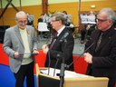 M. Dugardin reçoit un diplôme des mains du maire de Waldighoffen, après avoir reçu la médaille départementale du bénévolat. Remise de diplôme