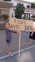 Photo de Camille, 10 ans, avec un panneau d'encouragement à Sébastien Loeb plus grand qu'elle pour la rallye de France Alsace 2010. rallye de france alsace - camille.JPG