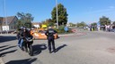 Un véhicules participant au rallye arrivant à Haguenau pour la dernière spéciale du rallye de France Alsace 2010. La foule tout autour du rond-point pour encourager les pilotes. rallye de france alsace - ford fiesta s2000 à haguenau.JPG