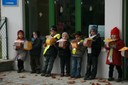 Les élèves attendent vont chanter leur chanson