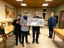 Les Amis du Forum, Père Sébastien et M. Laborde au cours de la remise du chèque de 5250€ au Conseil de Fabrique