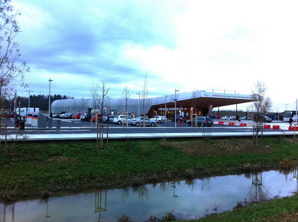 Le bâtiment vu depuis le canal de ruissellement