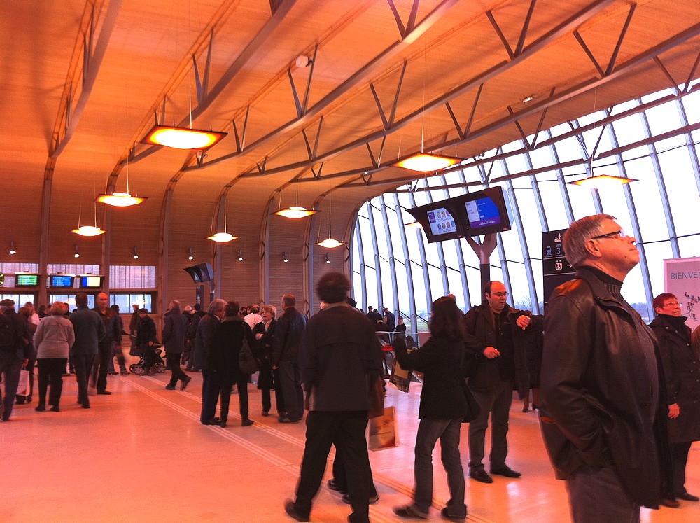 Le hall et ses visiteurs du 1er jour