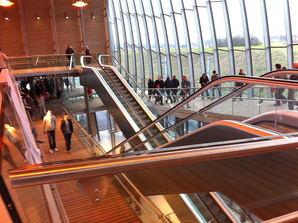 Plans inclinés et escalators dans la gare TGV Belfort Montbéliard