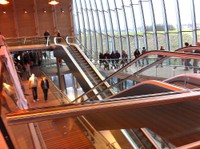 Plans inclinés et escalators dans la gare TGV Belfort Montbéliard