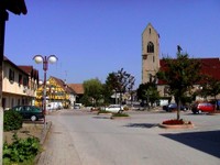 A gauche le commerce Dietschy, en arrière-plan l'église