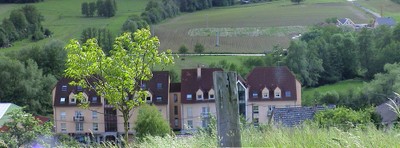 Vue lointaine d'un bâtiment