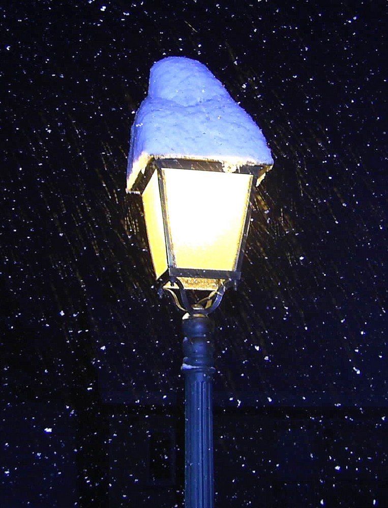 Un lampadaire en hiver, la nuit